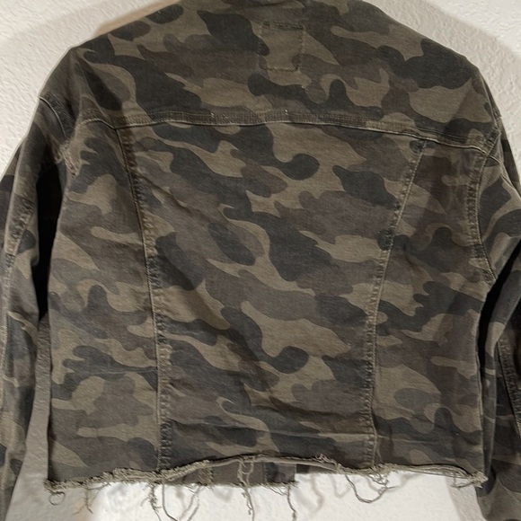 C&A Cropped Camo Raw Hem Jacket With Chest Pockets Size Medium - Picture 4 of 6